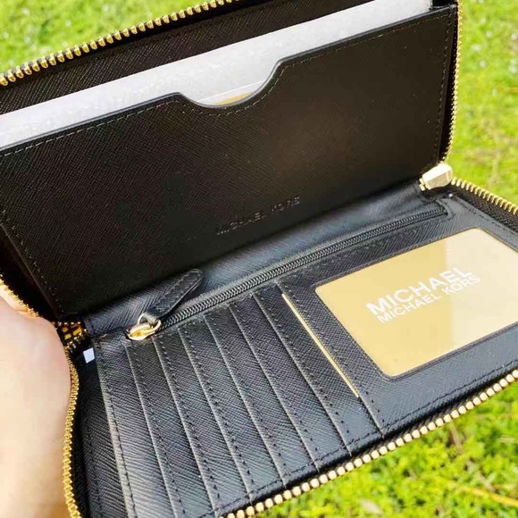 NWT Michael Kors Cute Wristlet - Picture 7 of 7